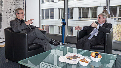Gespräch zwischen Dauderstädt und Russ am Tisch