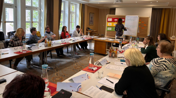 Eindrücke vom tbb Frauenseminar in Gotha Eine Gruppe Frauen sitzt in einem Seminarraum im Tischkreis