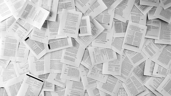 Bürokratie Hunderte einzelne Dokumente und Formulare liegen auf dem Boden neben- und aufeinander.