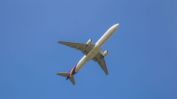 Arbeitgeberin muss Verantwortung übernehmen – Beschäftigte verdienen endlich Tarifschutz! Zu sehen ist ein Flugzeug am Himmel