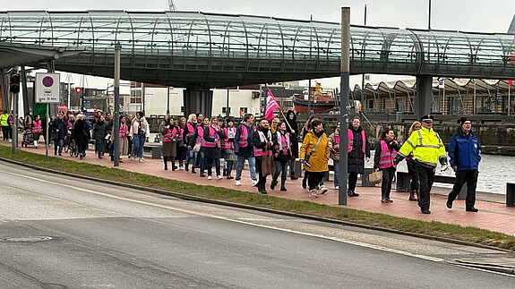Auch Bremerhaven ist systemrelevant! Das Foto zeigt den dbb Protestzug in Bremerhaven am 24.02.2025.