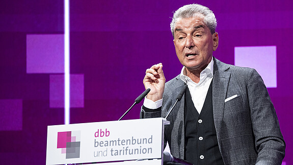 Jahrestagung - Friedmann Das Foto zeigt Michel Friedmann am Rednerpult auf der dbb Jahrestagung.
