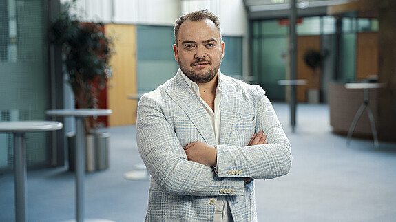 dbb Bürgerbefragung öffentlicher Dienst 2025 - Matthäus Fandrejewski Foto zum Thema "dbb Bürgerbefragung 2025": Zu sehen ist Matthäus Fandrejewski, Vorsitzender der dbb jugend. Er hat die Arme verschränkt.
