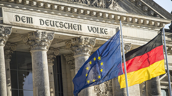 Flaggen wehen vor dem Reichstagsgebäude in Berlin Flaggen wehen vor dem Reichstagsgebäude in Berlin