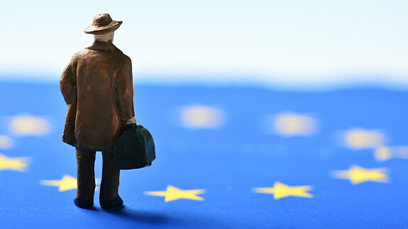 Die AG Europa informiert über Aktuelles aus dem Herzen der EU. travel, traveler, trip, man, gentleman, traveling, person, people, toy, miniature, macro, mini, small, little, figurine, figure, adventure, adventurer, suitcase, luggage, holidays, vacation, tourist, tourism, escape, escaping, run, away, emigration, emigrant, immigration, immigrant, migrant, migration, work, worker, abroad, moving, exile, political, asylum, seeker, seeking, retro, vintage, Europe, European, Union, flag, horizontal