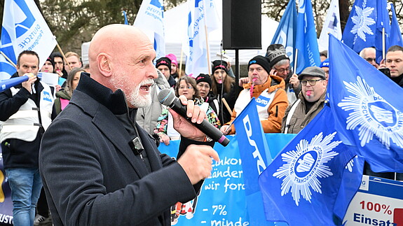 Die Zeit drängt – Ausweitung der Warnstreiks? Das Foto zeigt Demonstrierende vor der zweiten Verhandlungsrunde in Potsdam.