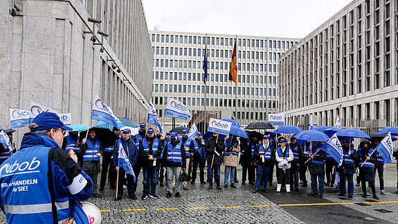 Kundgebung der BND-Beschäftigten vorm Hauptsitz des Bundesnachrichtendienstes in Berlin