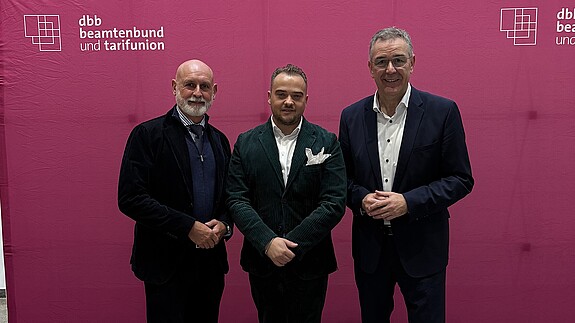 Gewerkschaften fordern 200 Euro mehr für Nachwuchskräfte Zu sehen sind dbb-Chef Volker Geyer, dbb jugend-Chef Matthäus Fandrejewski und dbb-Vize Andreas Hemsing.