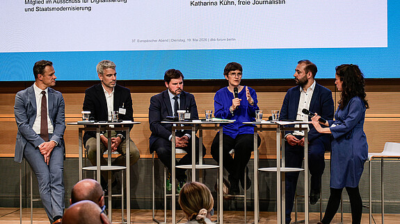 Europäischer Abend - Digitales Europa zwischen Abhängigkeit und Souveränität Das Foto zeigt das Panel des Abends (von links): Marco Breit, Dr. Alexander Schellong, Tyson Barker, Anna Lührmann, Johannes Schraps und Moderatorin Katharina Kühn.
