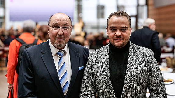 Neuer Fachvorstand Beamtenpolitik: Auf gute Zusammenarbeit! Das Foto zeigt Matthäus Fandrejewski und Heini Schmitt.