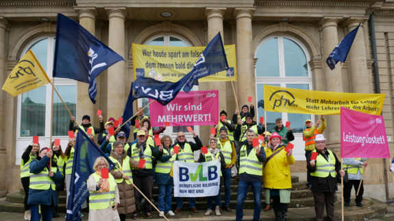Am 14. November haben Berufsschullehrkräfte in Dresden und Stuttgart für die Forderungen des dbb demonstriert. Am 14. November haben Berufsschullehrkräfte in Dresden und Stuttgart für die Forderungen des dbb demonstriert.