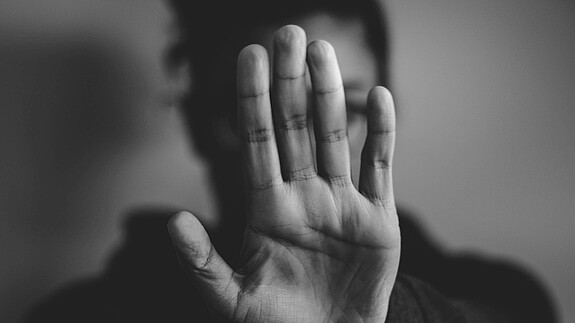 Gewalt im öffentlichen Dienst – mit diesem Thema befasst sich die dbb jugend in einem Seminar, das im Juni 2024 stattfindet.