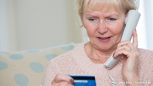 Seniorin mit Bankcard