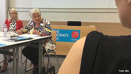 Helene Wildfeuer auf dem Creative Bureaucracy Festival Helene Wildfeuer auf dem Creative Bureaucracy Festival